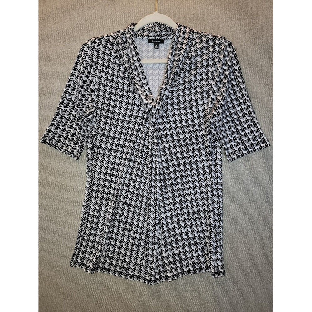 Premise Size Medium Black & White Geometric V-Neck Short Sleeve Blouse